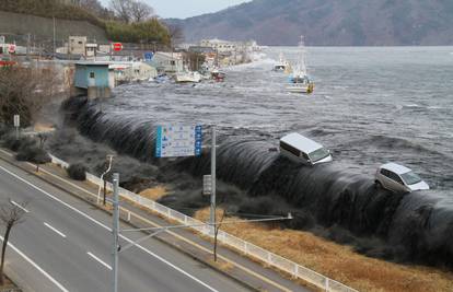 VIDEO Ovako je prije 12 godina razorni tsunami poharao Japan. Još tragaju za 2523 nestalih