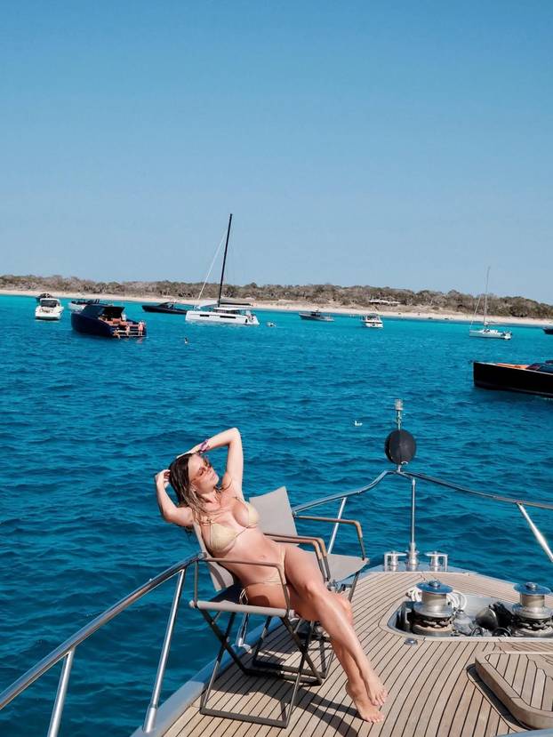 FOTO Nove vrele fotke bujne Dilette nisu za one slabog srca: Pozira i uživa u mini bikiniju