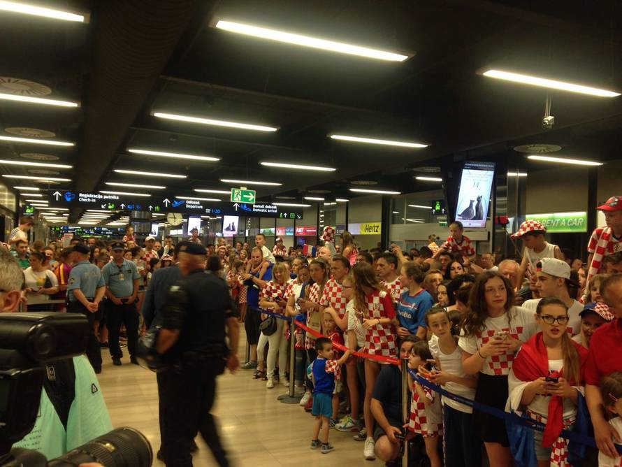 Tisuće ljudi dočekale 'vatrene'! Navijači skandirali Anti Čačiću