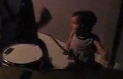 Tri godine star dječačić već "razvaljuje" bubnjeve