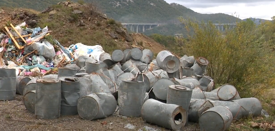 Bačve s otrovom odbacio blizu škole, mogle bi i eksplodirati...