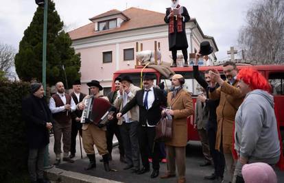 Pokladna komedija u Slavoniji: Uredili smo autobus, skupili se i oživjeli film 'Ko to tamo peva'