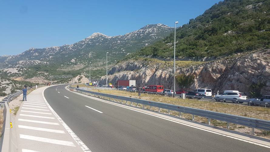 U Bristovcu na A1 gorio auto, vozačica izašla na vrijeme