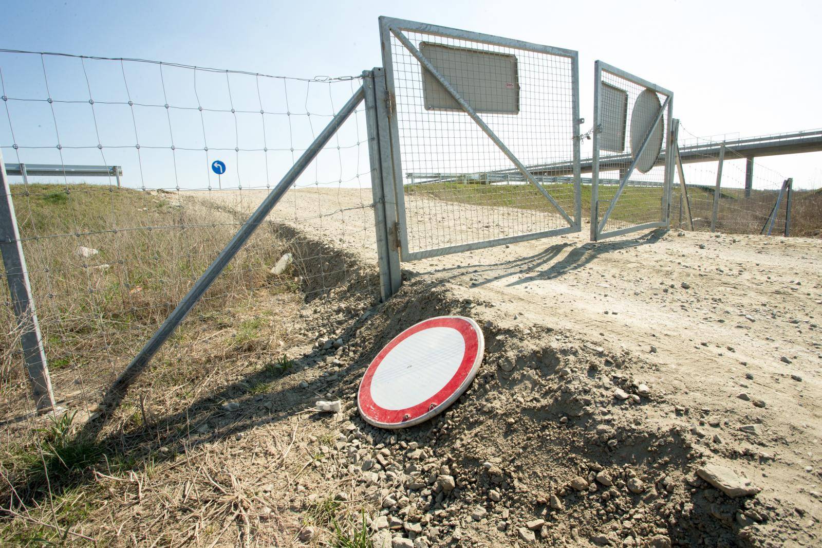 Patrijevci: PokuÅ¡ao zaustaviti svoj auto te pritom poginuo