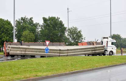 FOTO Kamion se prevrnuo kod kružnog toka u Nedelišću, na sebi prevozio betonske stupove