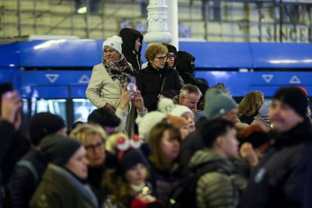Zagreb: Paljenje prve adventske svijeće na Trgu bana Josipa Jelačića