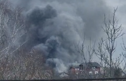 VIDEO Sesvete: Izbio ogroman požar u hali. Diže se gusti dim