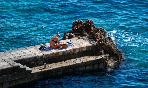 FOTO Bablje ljeto: U Dubrovniku se kupaju, a počeo je studeni