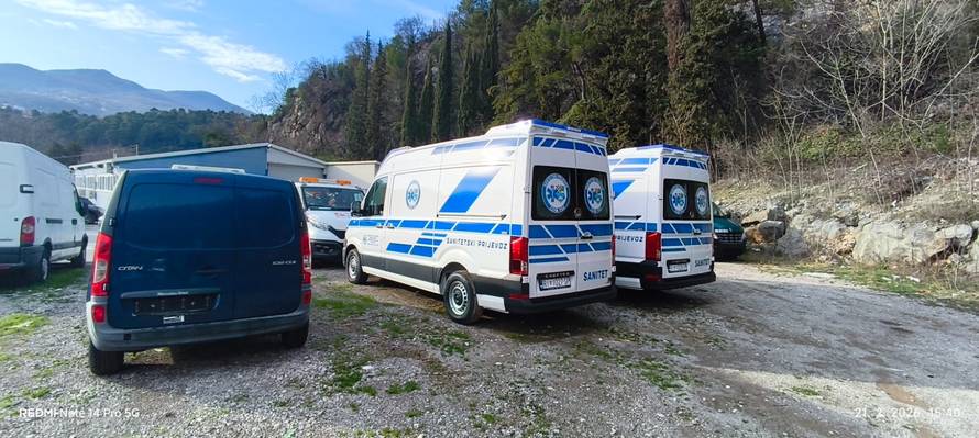 Nova vozila saniteta više od mjesec dana trunu na livadi: 'A pacijenti dugo čekaju prijevoz'