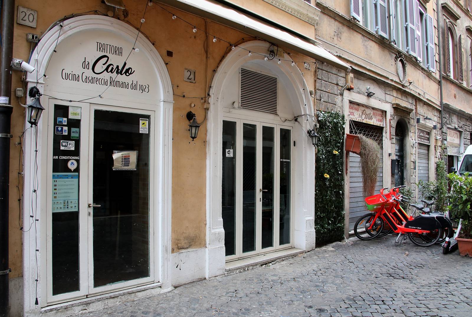 Rome, shops closed due to new restrictions against Covid 19
