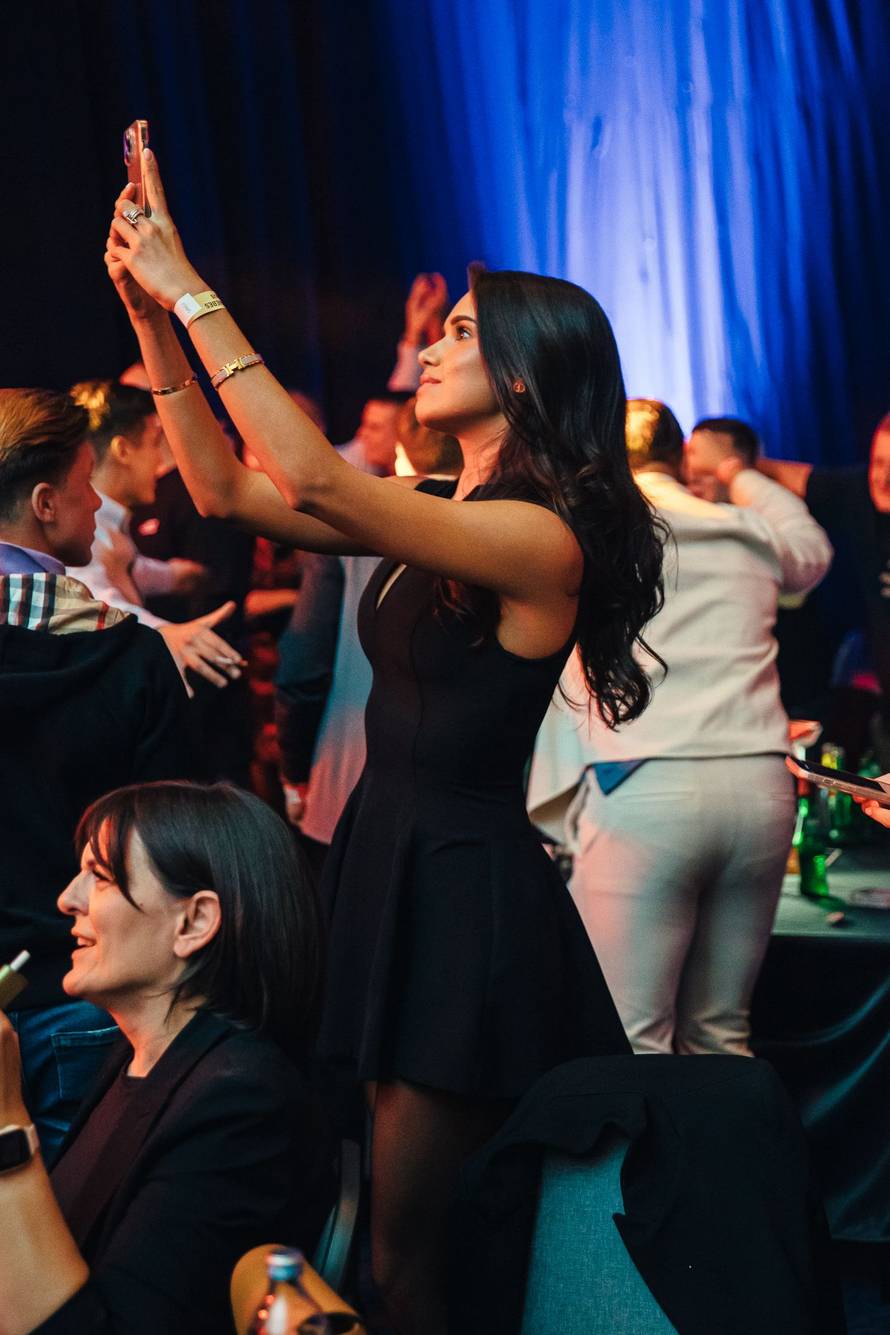 Spektakl za pamćenje – Aca Lukas i Mira Škorić zapalili Globus na Velesajmu!