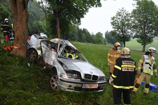 Hrvat BMW-om sletio s ceste i udario u drvo, suvozač poginuo