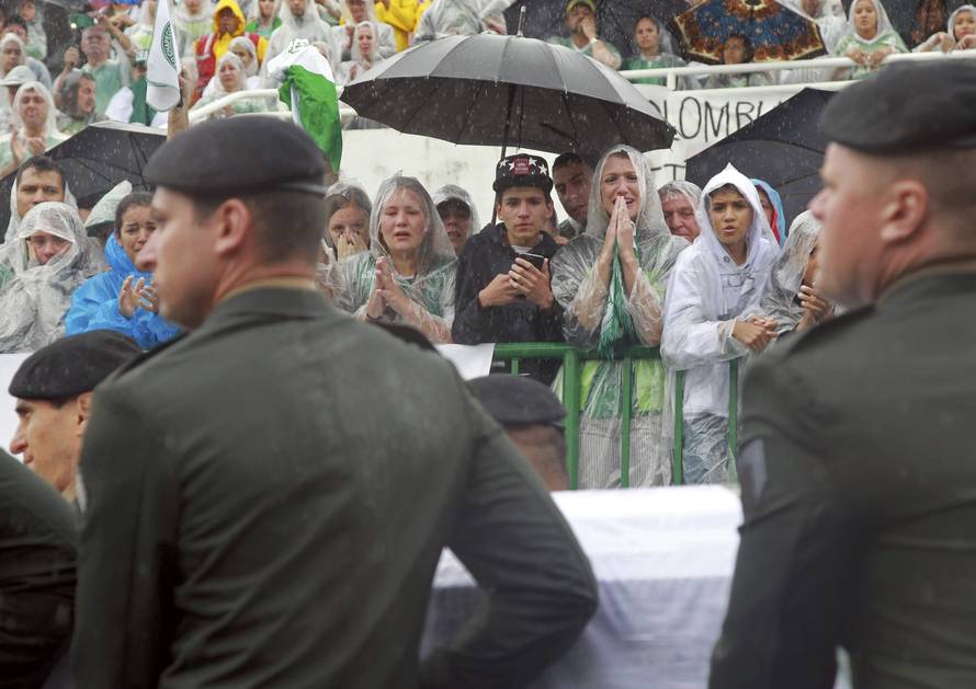 Fans react to the coffin of a plane crash victim in the Arena Conda stadium in Chapeco