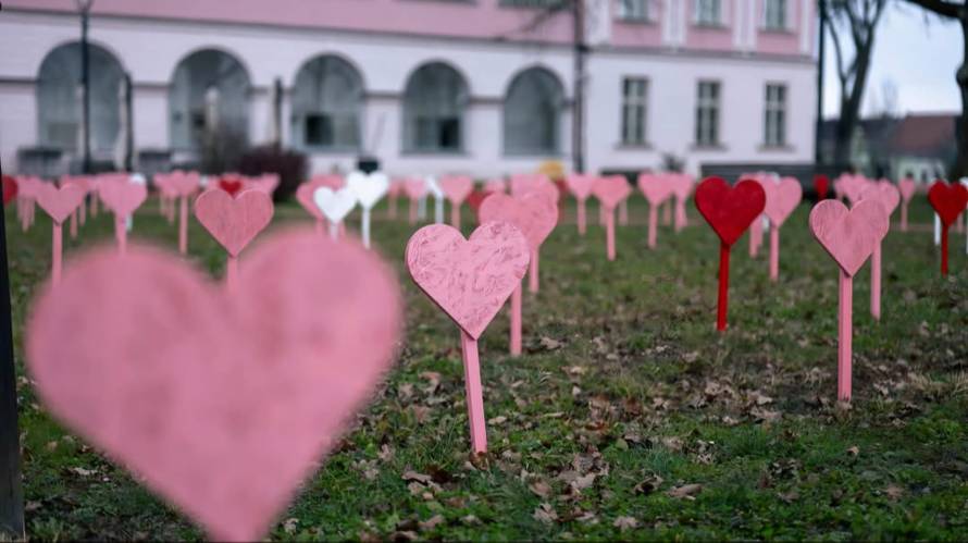 Svi fotkaju Love Park: Mladi Virovitičani pomogli urediti gradski park za Valentinovo