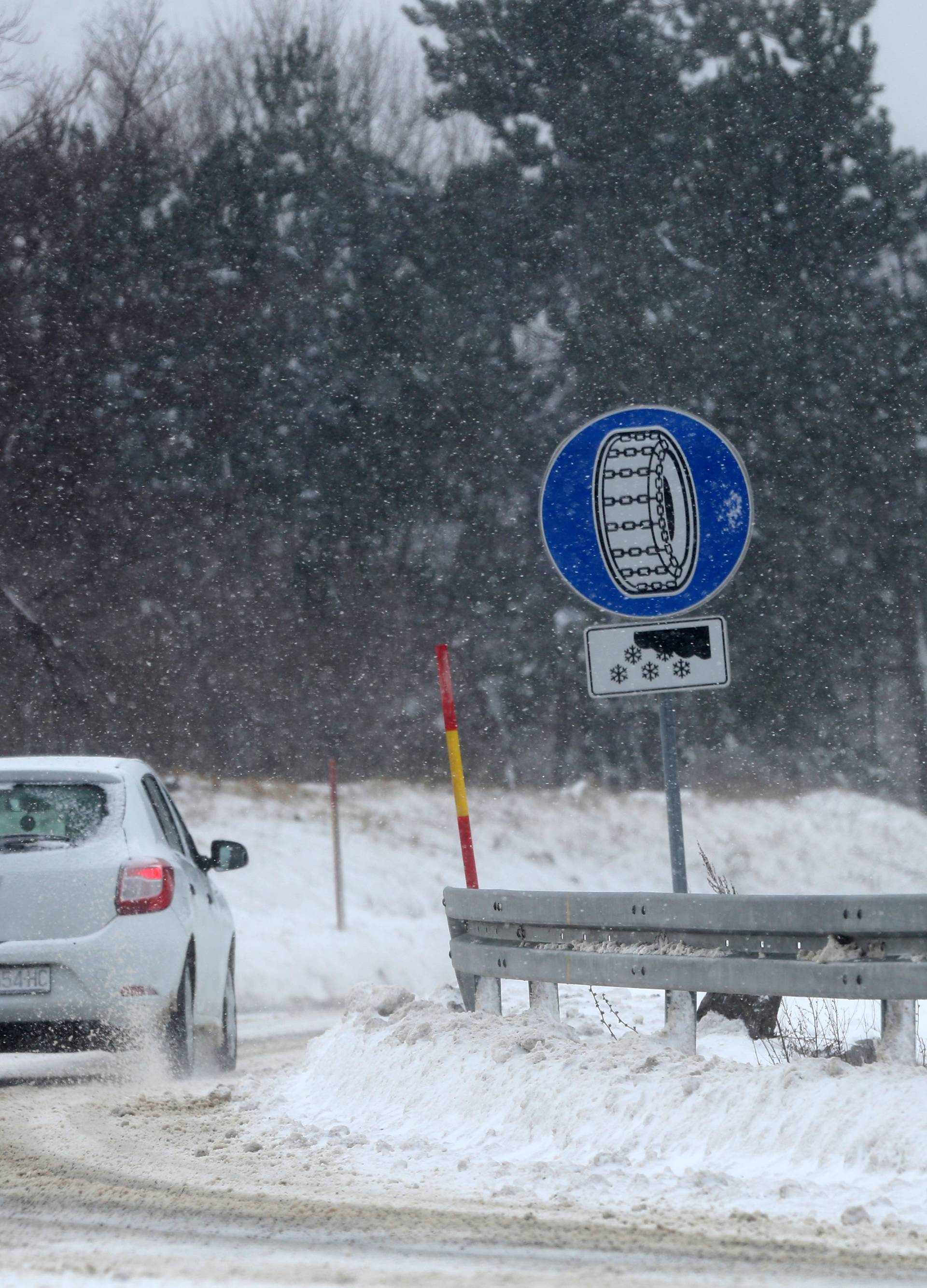 Vozači zapeli u Lici: Stoje već 5 dana, snijeg još neće prestati