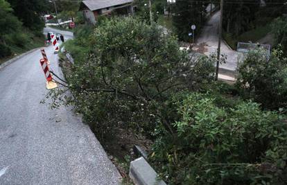 Odronila se zemlja, prijeti i urušavanje lokalne ceste