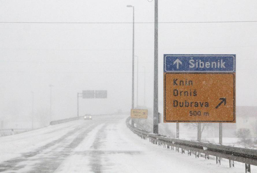 Danas se kuhate, prije 8 godina snijeg zatrpao cijelu Dalmaciju
