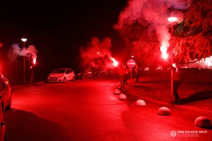 Vatreni doček hajdukovaca na pripremama. Bakljada u Istri