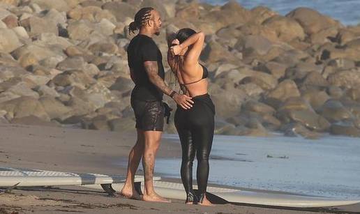 Kim vi&scaron;e ne skriva koga ljubi! S Lewisom Hamiltonom je na pla&zcaron;i razmjenjivala nje&zcaron;nosti...