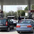 FOTO Gu&zcaron;ve na benzinskim pumpama: Voza&ccaron;i to&ccaron;e prije poskupljenja benzina i dizela