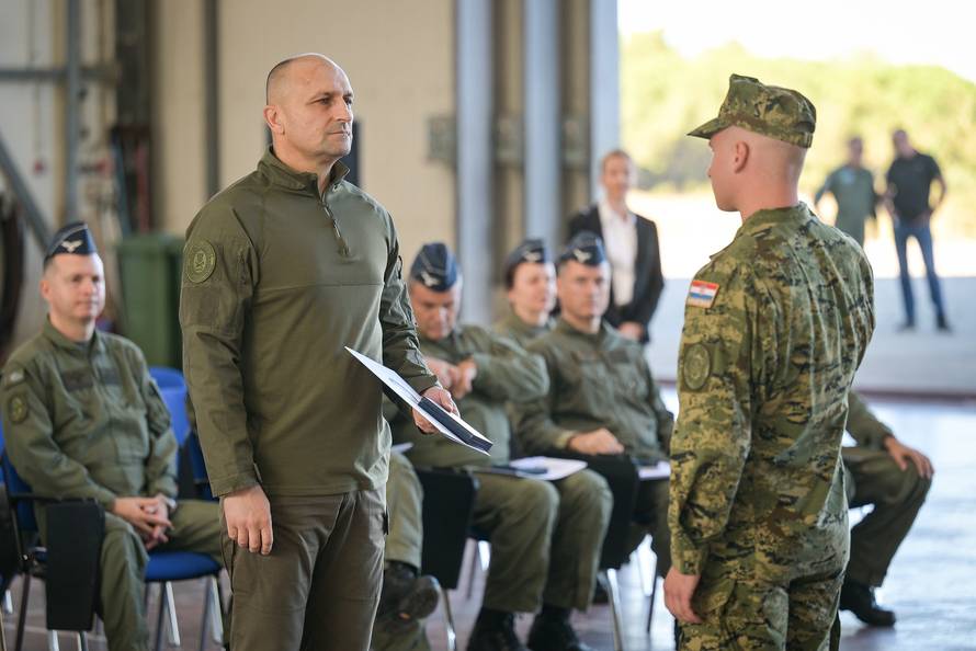 Hrvatske vojne protupožarne pilote pohvalili NATO i EU