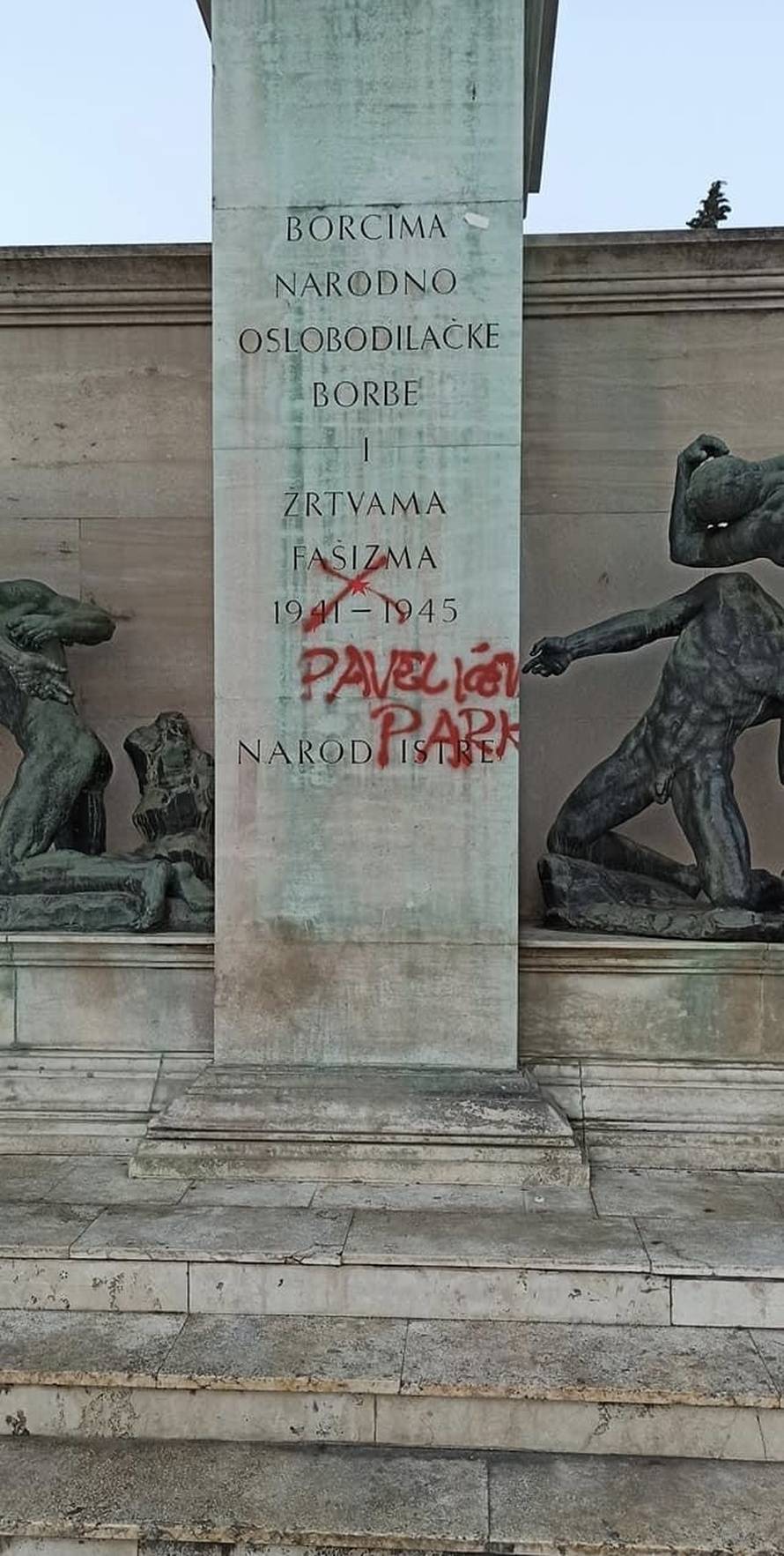 U Puli crtali ustaške simbole po Titovu spomeniku: 'Sramota! Mi se ovdje dičimo antifašizmom'