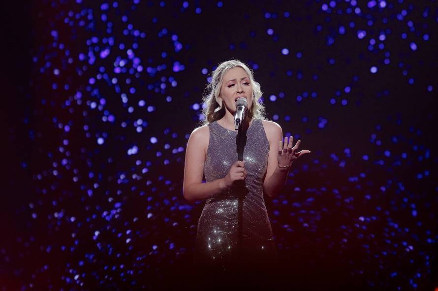 Mom dečku nije ugodno kad me gledaju, ali to ne utječe na nas