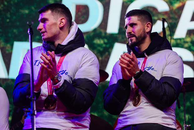 Zadar: Dominik Livaković i Martin Erlića potpisali lopte te ih ispucali u okupljene navijače