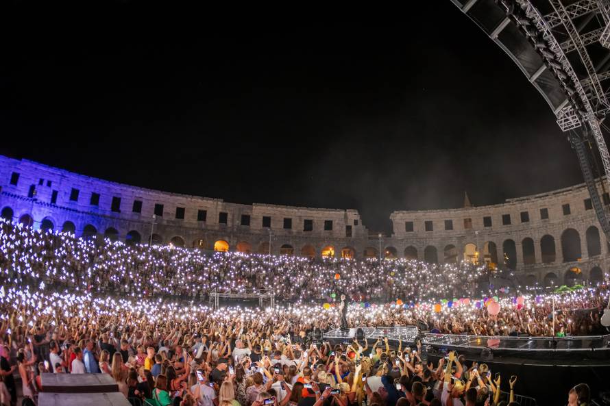 Prepuna pulska Arena pjevala je uz Merlina: 'Osvijetlimo jedni drugima put da ne zalutamo'