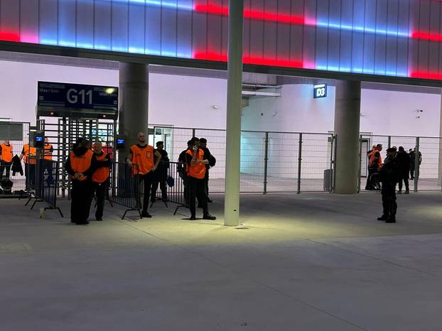 Ovako pregledavaju zastave na Opus Areni. Pogledajte kontrole na ulazima, svaku fotografiraju!
