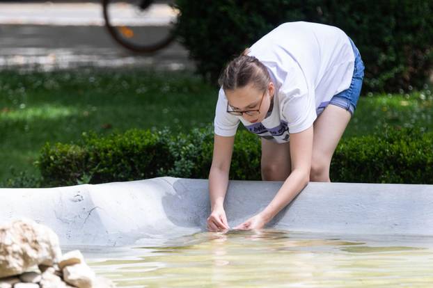 Gradska svakodnevica u centru grada na prvi dan ljeta