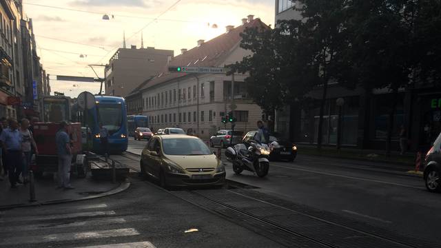 Auto zaglavio u tramvajske tračnice pa je stvorio zastoj