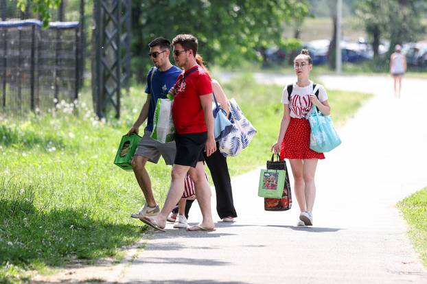 Zagreb: Građani na Jarunu uživali u roštiljanju  i druženju 