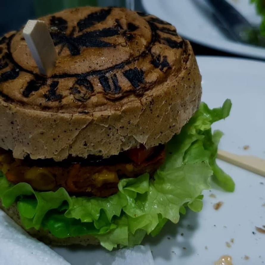 Julia se častila gurmanskim burgerima: A zdrava prehrana?