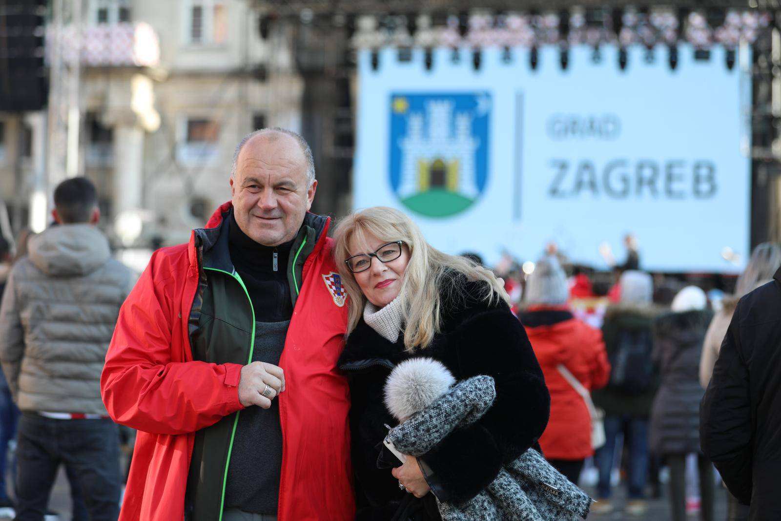 Zagreb: Najvjerniji navijači na Trgu već zauzeli mjesta za doček Vatrenih