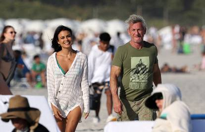 Sean Penn (63) uživao na plaži s 24 godine mlađom glumicom