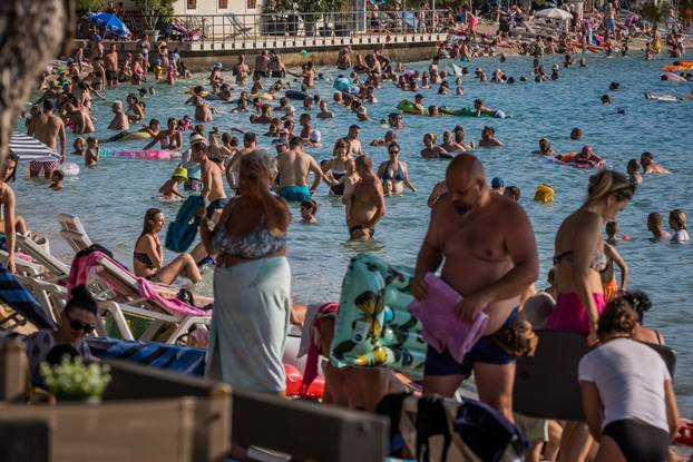 Makarska:  Gužva na glavnoj plaži u Makarskoj