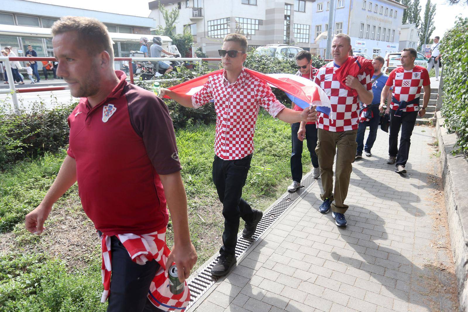 NavijaÄi se okupljaju u Trnavi uoÄi poÄetka utakmice izmeÄu SlovaÄke i Hrvatske