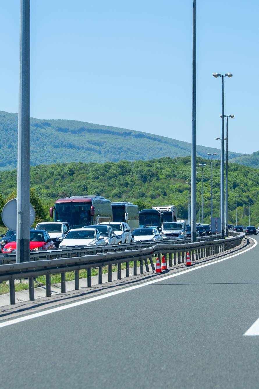 Gužva na A1 između Žute Lokve i Otočca, kolona oko 2 kilometra