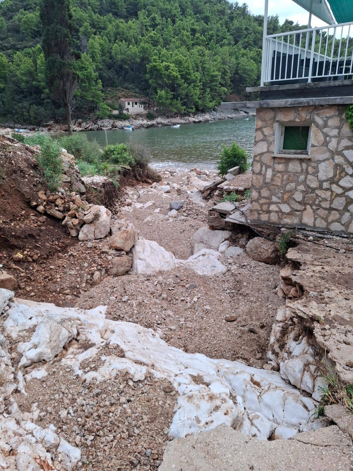 Nevrijeme progutalo mjesto na Korčuli: 'Šteta je oko 150 tisuća eura. Nadamo se pomoći...'