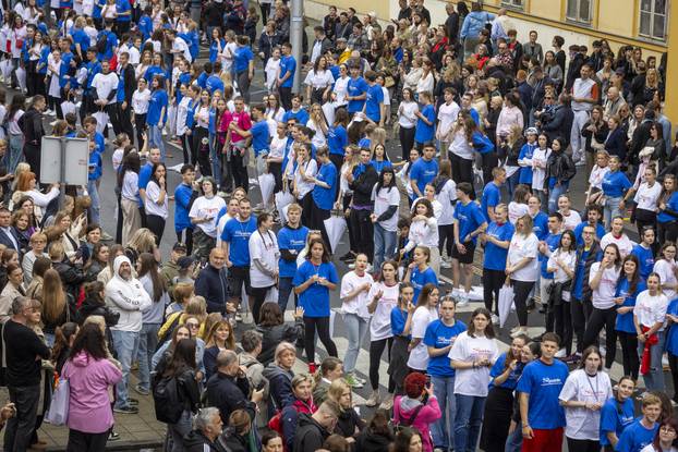 Osječki maturanti unatoč lošem vremenu plesali quadrillu u centru grada