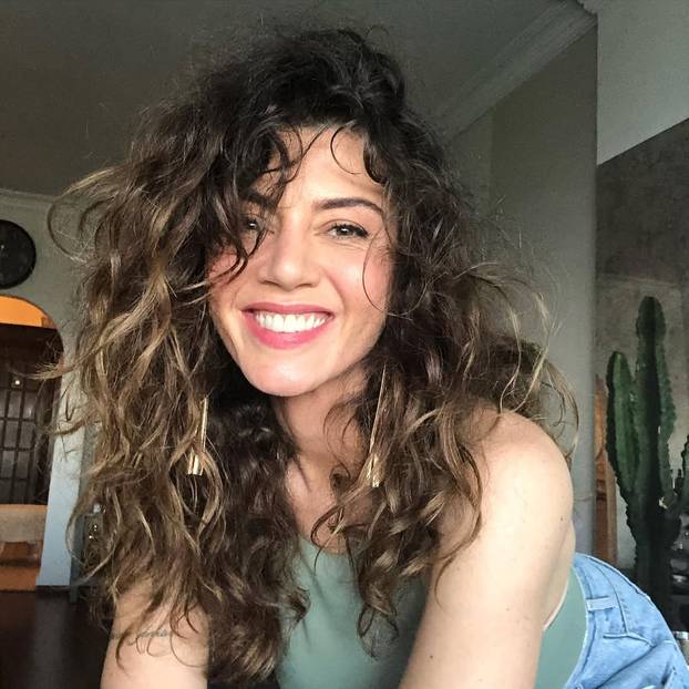 FOTO Životna sapunica turske glumice: Suprug ju uhvatio u vrućem klinču sa svekrom...