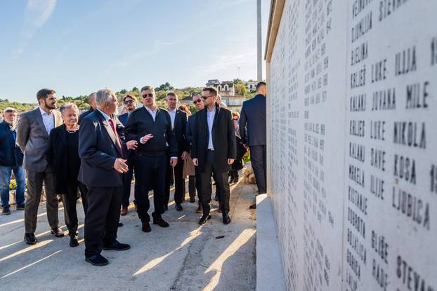 Drvenik Veli: Predsjednik Zoran Milanović položio je vjenac na spomen obilježju “Majka Domovina”