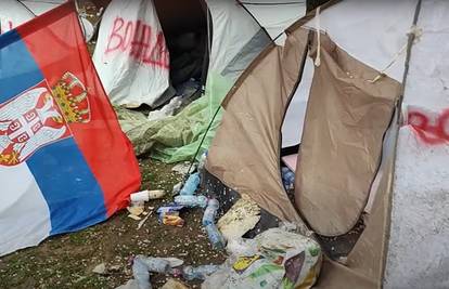 VIDEO Evo što su Vučićevi 'ćaci' ostavili u parku: Gomile smeća, zastave po podu, hrana...