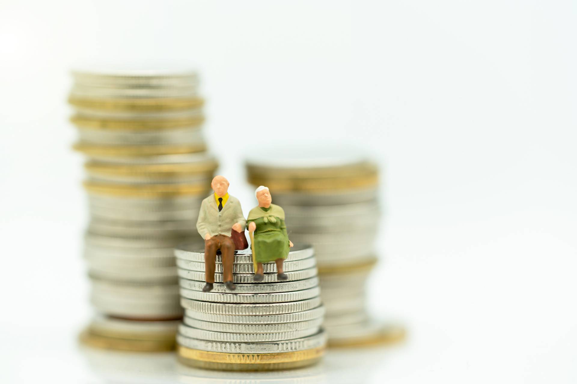 Miniature people: Happy old people standing on coins stack, Reti