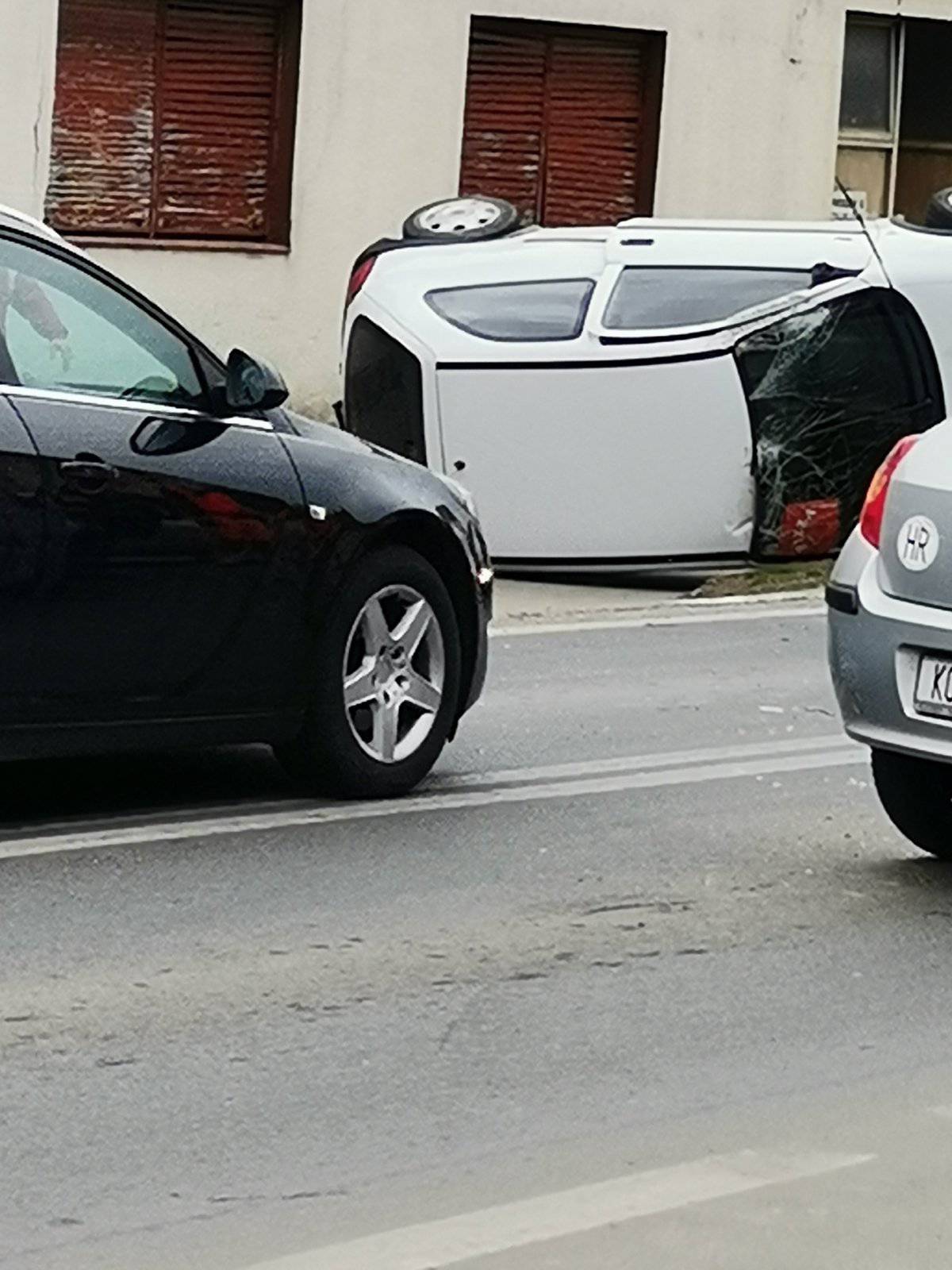 U centru Pitomače prevrnuo se auto na bok, dvoje ozlijeđenih