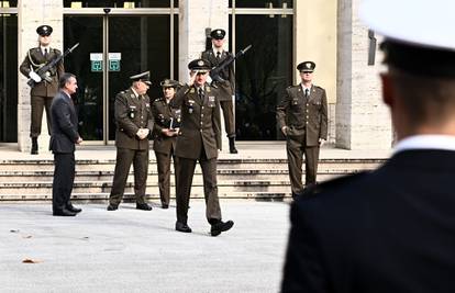 FOTO S crvenog tepiha micali list po list, Milanovića čuvali specijalci s antidron puškama