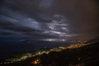 FOTO: Pogledajte kako je sinoć izgledalo nebo iznad Dalmacije