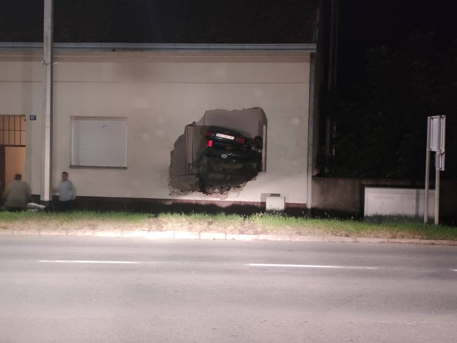 Detalji užasa u Novoj Gradiški: Projurio kraj znaka stop, probio je zid kuće i umro na mjestu...