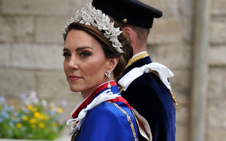 London: Princeza Kate u haljini Alexandera McQueena s obitelji stigla je na krunidbu